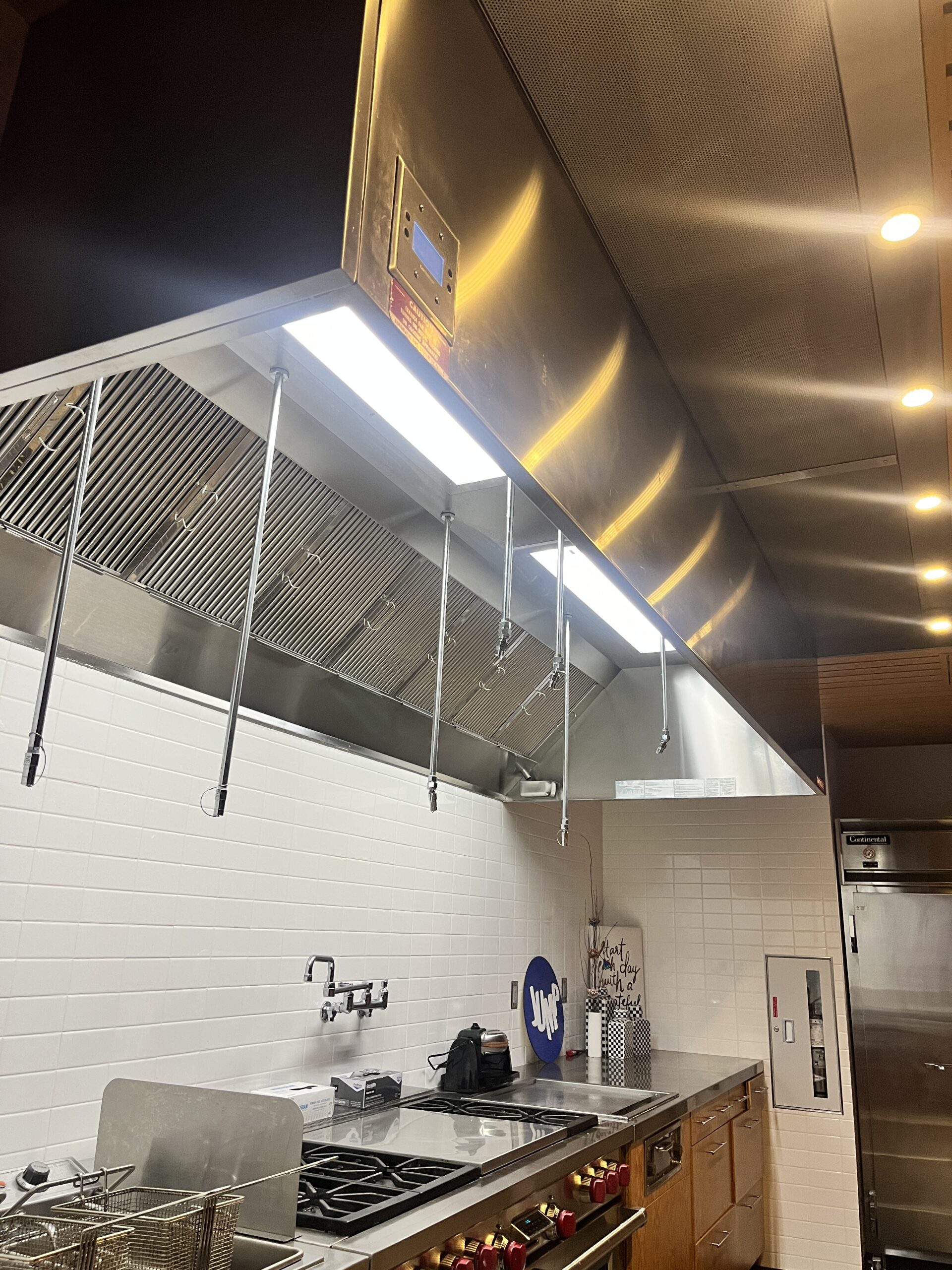 Restaurant hood system free of grease buildup
